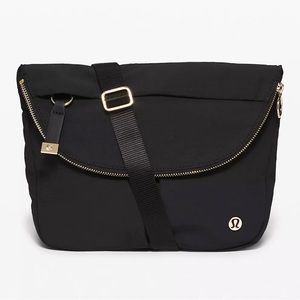 Luluemon All Night Festival Bag *5L Black/Gold